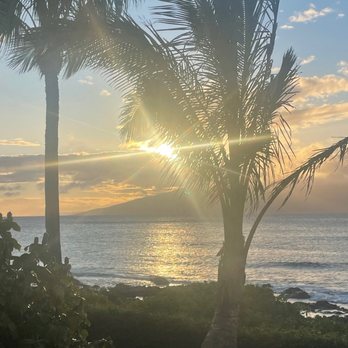 Castaway Cafe - Maui Sunset June 2023 - American Near Me - Lahaina, Hawaii