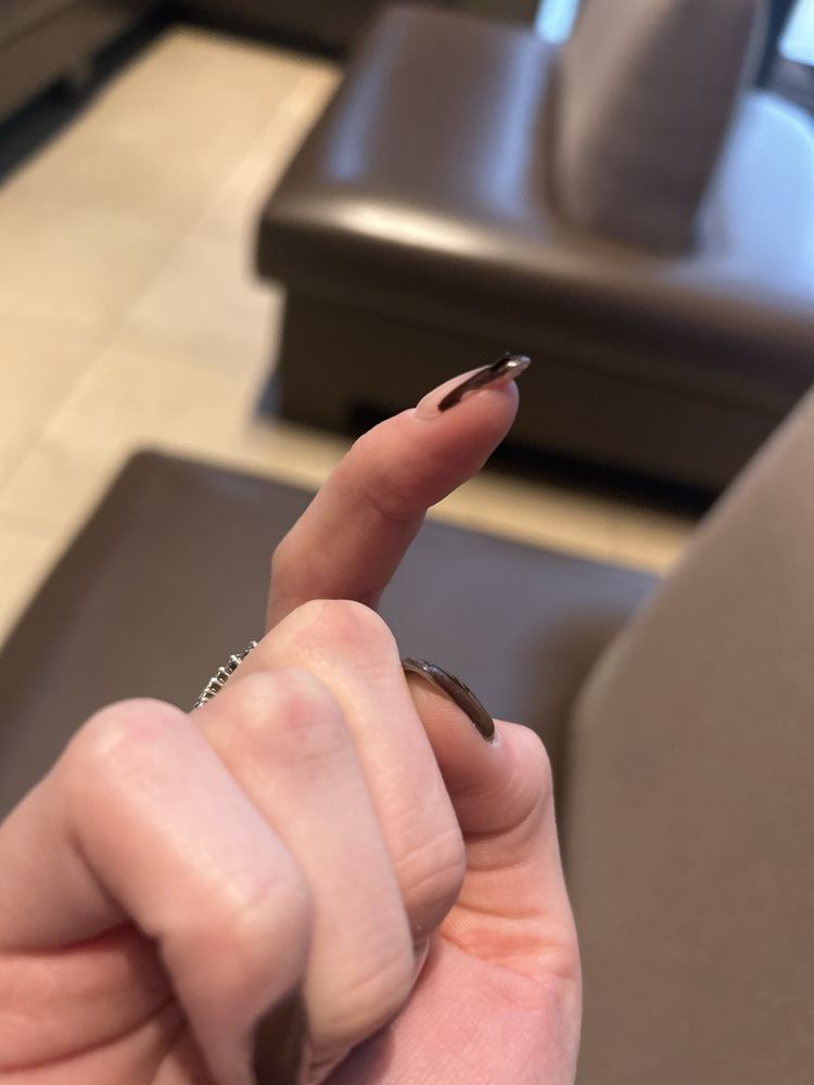 Divine Nail Spa Logo
