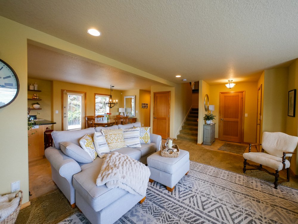 PROFESSIONAL SPOTLESS CLEANING SERVICES Salem, Oregon Home Cleaning