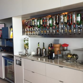 Salon Feuille d'Érable - Self-service bar - Airport Lounges Near Me - Dorval, Quebec