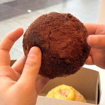 LA LA Bakeshop - Chocolate lava bun - Vietnamese Near Me - Toronto, Ontario LA LA Bakeshop - Chocolate lava bun - Vietnamese Near Me - Toronto, Ontario