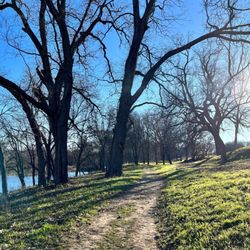 McKinney Roughs Nature Park - Walk along river to the trailhead