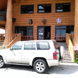 Campuestohan Highland Resort - Do resort's owners respect their own No Parking signs? Well, apparently not in this resort.