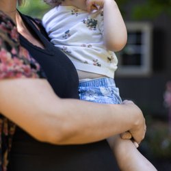 Allison Patel Photography - Backyard maternity photos