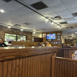OakWood Smokehouse & Grill - Dining room.