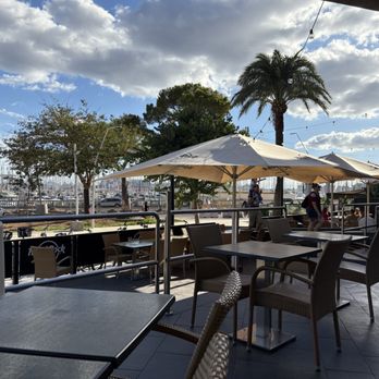 Hard Rock Cafe - Outdoor seating with a view of many boats & yachts - Gastropubs Near Me - Palma de Mallorca, PM Hard Rock Cafe - Outdoor seating with a view of many boats & yachts - Gastropubs Near Me - Palma de Mallorca, PM