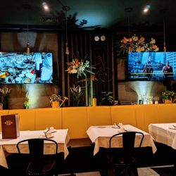 698 Cafe 新東溢豐 - Inside