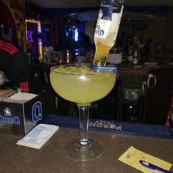 Maria Bonita Restaurant Bar - Una super margarita clasica de 64 onz con corona