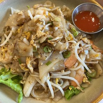 Prode - Garlic noodles with shrimp - Thai Near Me - Little Neck, New York
