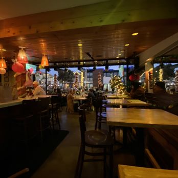 Simmzy's - Inside - American Near Me - Manhattan Beach, California