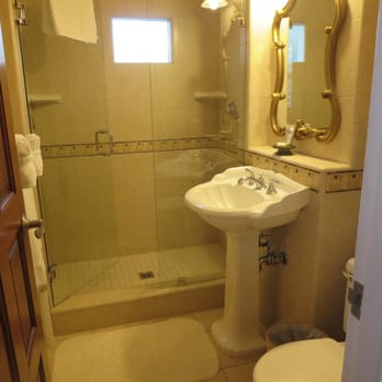 The Eagle Inn - One of the Whirlpool rooms bathroom. - Hotels Near Me - Santa Barbara, California The Eagle Inn - One of the Whirlpool rooms bathroom. - Hotels Near Me - Santa Barbara, California