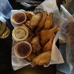 Chicken wings with Sauce on the e Chicken wings with Sauce on the e