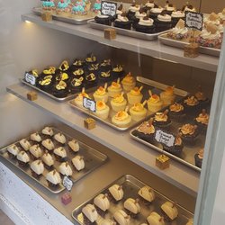 Chick Boss Cake - Cupcakes and macarons