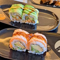 Sakura - Avocado-Maki, (Flammgebratene) Lachs-Maki / Avocado maki, Aburi zushi (flame-seared) salmon-wrapped avocado maki. 2026 05 01.