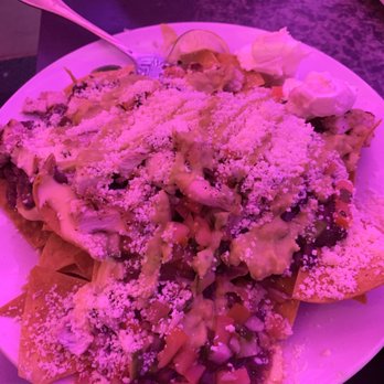 Ermanos Bar - Nachos with chicken - Wine Bars Near Me - Tucson, Arizona Ermanos Bar - Nachos with chicken - Wine Bars Near Me - Tucson, Arizona