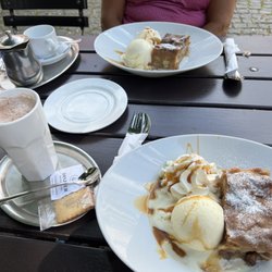 Klosterschenke Weltenburg - Apfelstrudel mit Vanilleeis und Schlagsahne.