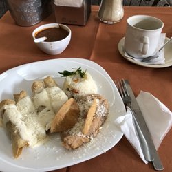 La Universal - Taquitos con pollo