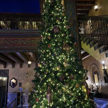 Tampa Theatre - Christmas tree in the middle of the lobby - Cinema Near Me - Tampa, Florida Tampa Theatre - Christmas tree in the middle of the lobby - Cinema Near Me - Tampa, Florida