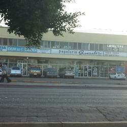 Papelería González - Fachada de papeleria y parte de la plaza.