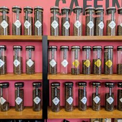 La Cafeína - Kaffeesorten im Regal. Wählen und genießen. Mix Bien!