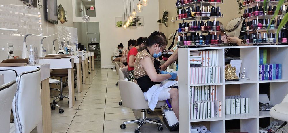 Mavana Nails & Waxing Logo