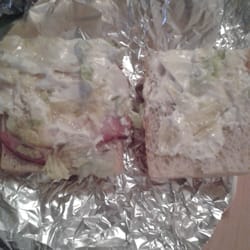 Longs Imbiss - Croque Pute mit Knoblauch-Sauce. Schmeckt so eklig wie es aussieht.