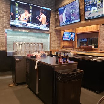 Hooters - American Near Me - Weston, Florida