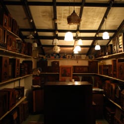 The British Vintage Wireless and Television Museum - A typical room filled with dozens of radios