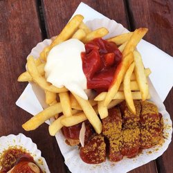 Curry Fritze - What a Wurst - Currywurst mit Pommes