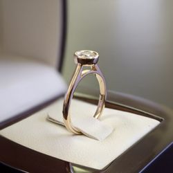 Luksus Diamonds - 14K Yellow Gold Bezel Solitaire with Round Brilliant Diamond