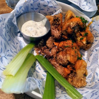 Earls Kitchen + Bar - Canadian (New) Near Me - Mississauga, Ontario