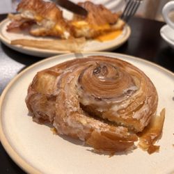 Rosevelvet Bakery - Love love the cinnamon rolls!