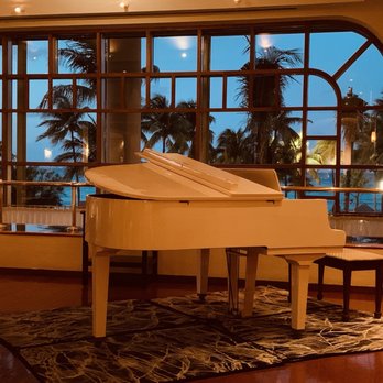 Le Basilic - Live piano performance. - French Near Me - Cancún, ROO