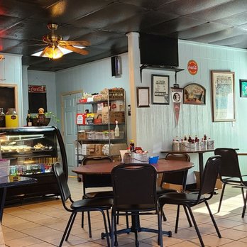 Woodchuck's Cafe - the interior of the restaurant - American Near Me - Tallahassee, Florida