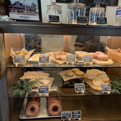 Amish Country Donuts & Cafe - Amazing baked goods