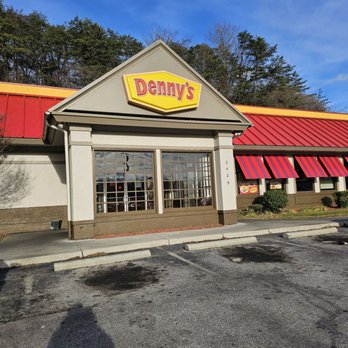Denny's - Close-up of the entrance to the building of the restaurant. - Breakfast & Brunch Near Me - Roanoke, Virginia