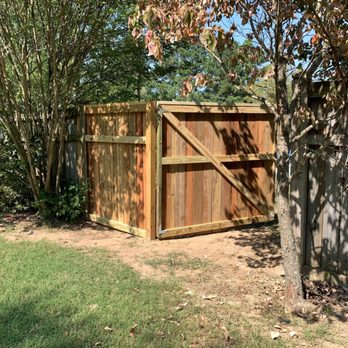 1 Handy Craftsman - View of the privacy gate from the outside to show difference in door design to ensure it remains strong over time. - Decks & Railing Near Me