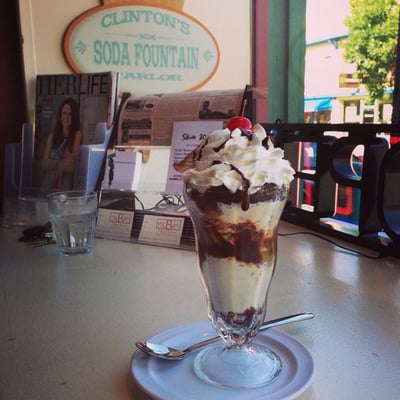 Clinton's Soda Fountain by null