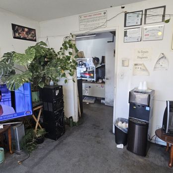 Smoguys Star Station - Interior of waiting room. - Smog Check Stations Near Me - San Jose, California Smoguys Star Station - Interior of waiting room. - Smog Check Stations Near Me - San Jose, California