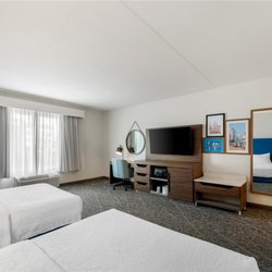 Hampton Inn & Suites Charlotte-Airport - Guest room