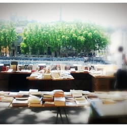 Les bouquinistes - Début du quai de la Pêcherie.
