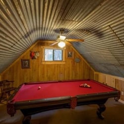 The Flying Chipmunk Cabin - Pool table