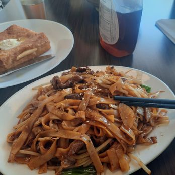Metro Square Cafe Restaurant - Beef rice noodle - Cafes Near Me - Markham, Ontario