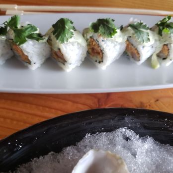 Saketori-Ya Pub Japonés - Tempura shrimp roll with a creamy cilantro sauce - Japanese Near Me - Tijuana, BCN Saketori-Ya Pub Japonés - Tempura shrimp roll with a creamy cilantro sauce - Japanese Near Me - Tijuana, BCN