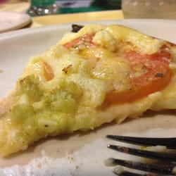 Charles Pizzaria - Pizza de mussarela, tomate e algo.