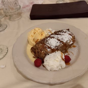 Mader's - Apple strudel - German Near Me - Milwaukee, Wisconsin