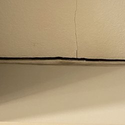 Staybridge Suites Lincoln Northeast - Up close photo of the crack