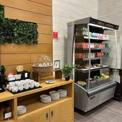 Mera Business Lounge - Soda and everything is up for grabs, but you can't take anything out.
