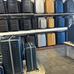 Samsonite Outlet - Luggage display