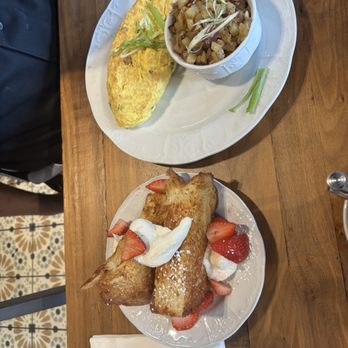 Darlene’s  - Omelette and house potatoes with a side of French Toast - Breakfast & Brunch Near Me - Orland Park, Illinois